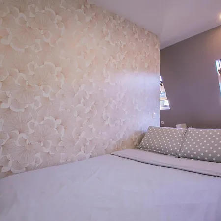 1 Bedroom Next To Champs Elysees *